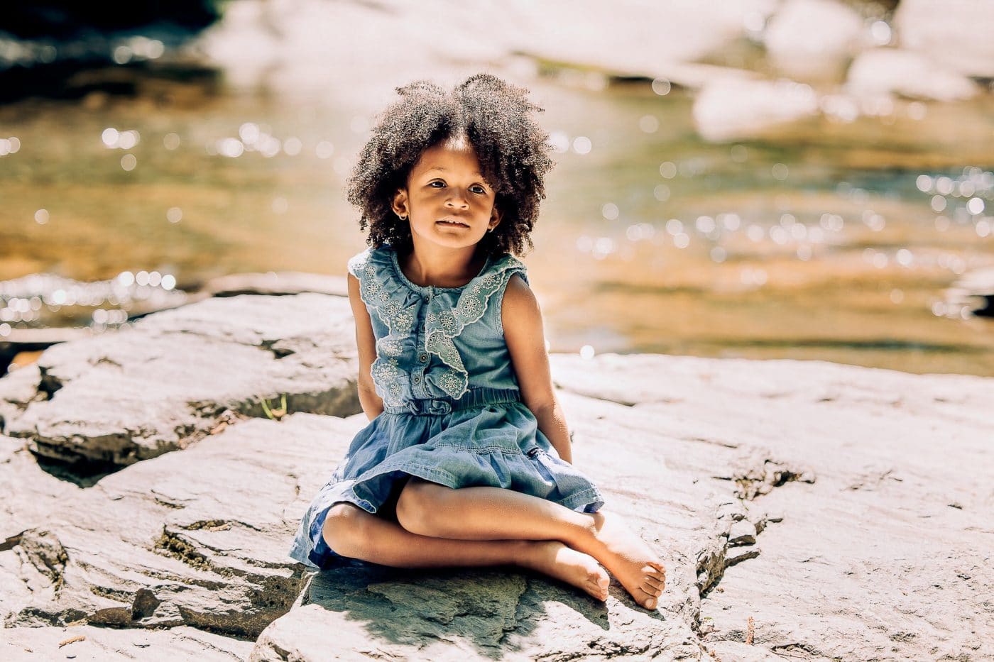 Petite fille à la rivière