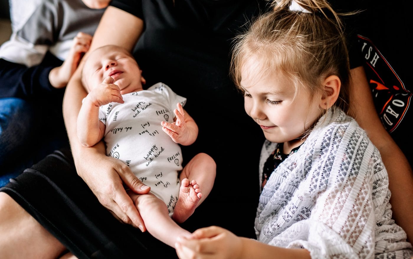 Grande soeur caressant bébé